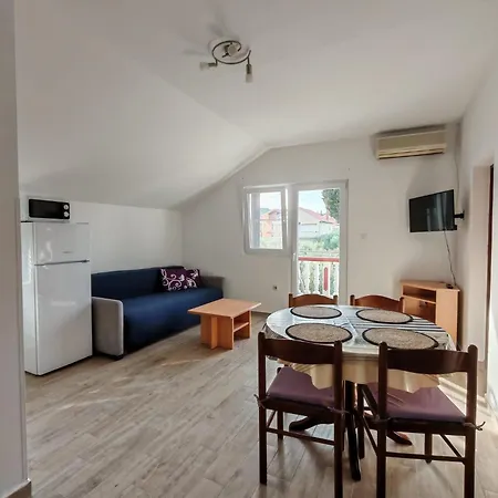 Ivy Apartment *